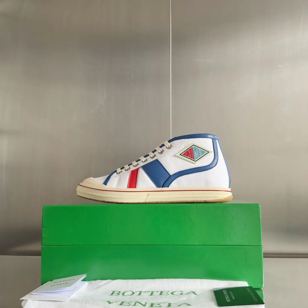 Top version: Couple model 580💰 Bottega Veneta Bottega Veneta BV’s latest Eliot series retro basketball shoes casual sports canvas shoes Bottega Veneta 2025 spring and summer show new shoes Eliot is on the market. Inspired by retro basketball sneakers, the color combination highlights youthful vitality and perfectly interprets the theme of youth and childlike innocence. The details are also very particular. The summer canvas brings excellent durability and comfort. Designs such as calfskin trim, rubber toe caps and hand-painted retro red lines are full of retro feel. The round toe and convex sole add a modern feel. Exquisite packaging at the delivery counter🛍📦 ▪️Fabrics: Original customized high-density canvas + cowhide ▪️Inner lining: Original customized breathable canvas ▪️Sole: Original open-molded anti-slip TPU material ▪️Sole thickness: 3CM ▪️Size: Women’s 35-41 / [Men’s 39-45 pre-sale]